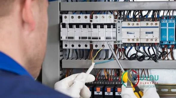 Elektrik panosunda ölçüm ve müdahale